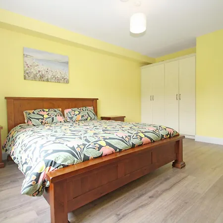 Luxury 2 Bedroom In דירה